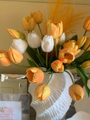 Composizioni di tulipani in tessuto gialli